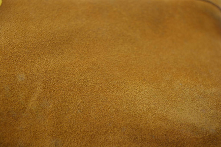 真皮与麂皮绒 探寻皮革世界的质感与风格